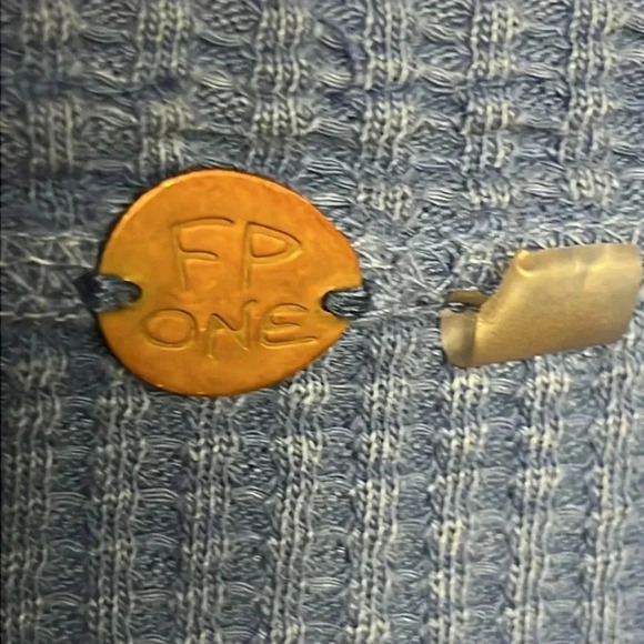 Free people one women’s cropped long, sleeved‎ shirt blue button V-neck 17 PTP - Picture 4 of 8